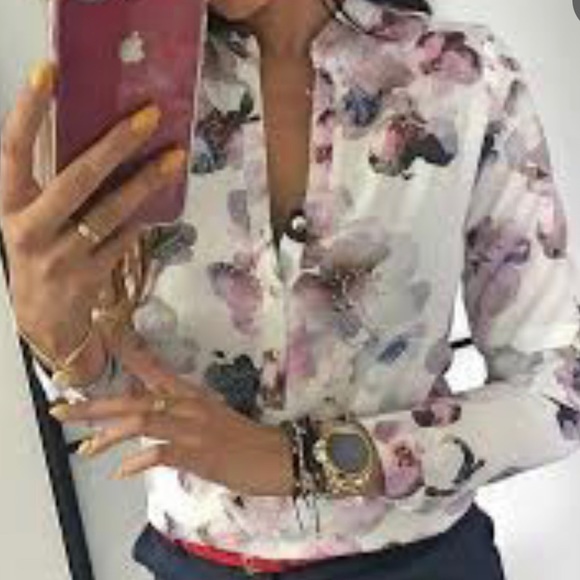 ⭐️🎉3 items for $30 🎉  long sleeve floral blouse size medium - Picture 1 of 2